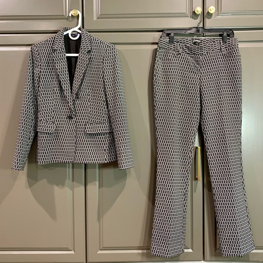 Express pant suit, blk & wht, size 6 regular.